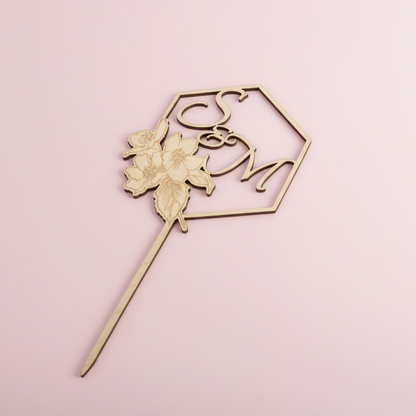 Puinen kakkukoriste hääkakkuun.