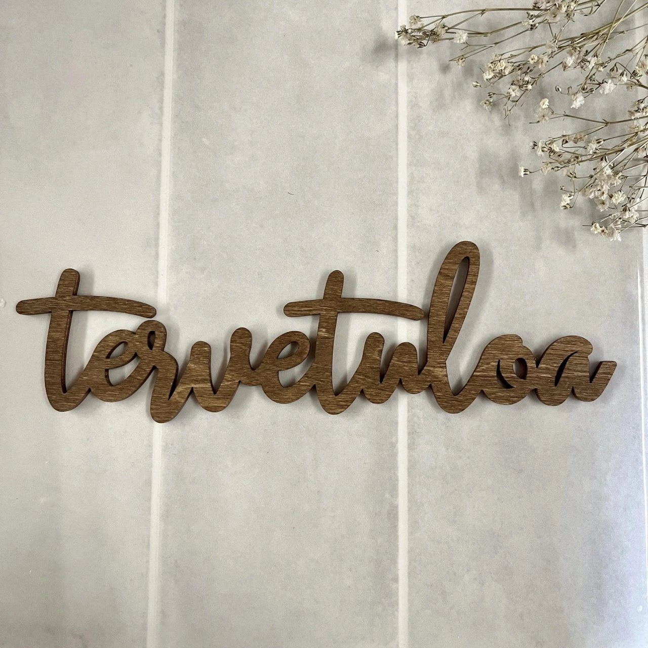 Ruskea puinen tervetuloakyltti sisätiloihin