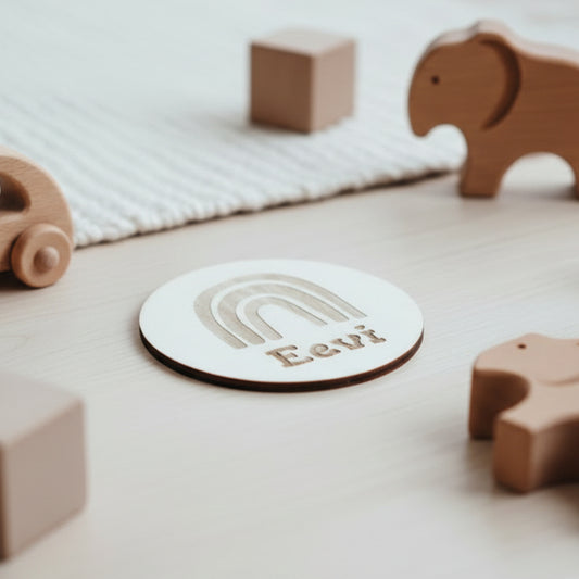 Sateenkaari nimikyltti lastenhuoneeseen.