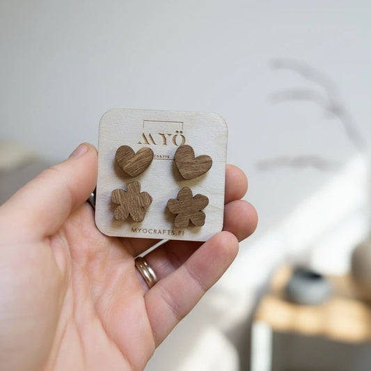 Suomaiset nappikorvakorut sydän ja kukka.