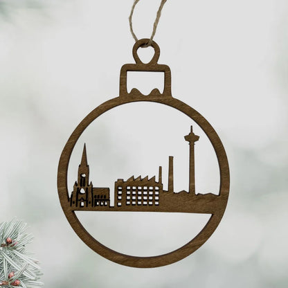 Joulukuusenkoriste Tampere-siluetilla, jossa näkyy Näsinneula.