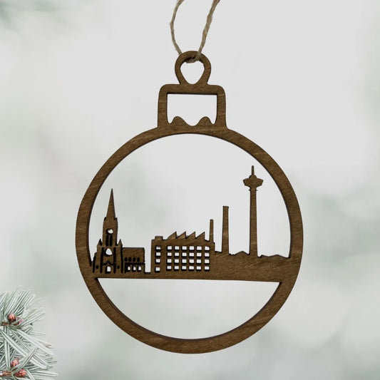 Joulukuusenkoriste Tampere-siluetilla, jossa näkyy Näsinneula.