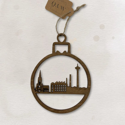 Joulukuusenkoriste Tampere-siluetilla, jossa näkyy Näsinneula.