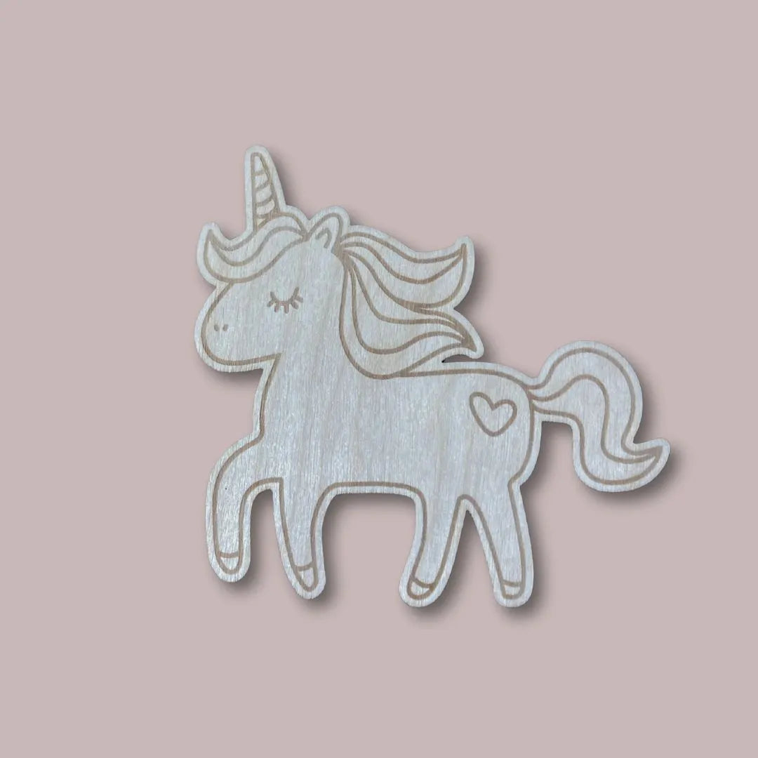 Puinen yksisarvinen lastenhuoneen oveen lapsen nimellä.